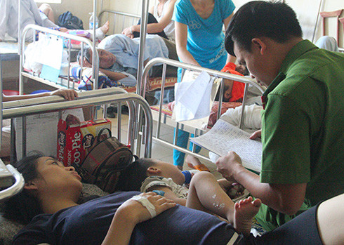 Ôtô khách tông xe container, 2 người chết, 14 người bị thương ảnh 4 Ôtô khách tông xe container, 2 người chết, 14 người bị thương ảnh 4