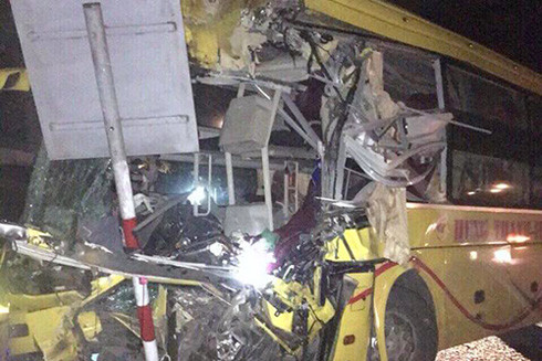 Ôtô khách tông xe container, 2 người chết, 14 người bị thương ảnh 2 Ôtô khách tông xe container, 2 người chết, 14 người bị thương ảnh 2