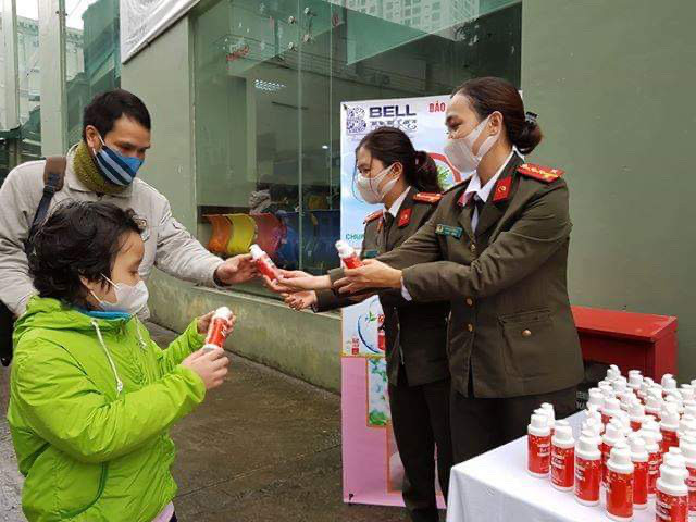 Báo ANTĐ tặng miễn phí 5.000 chai nước rửa tay khô tới người dân Hà Nội ảnh 1 Báo ANTĐ tặng miễn phí 5.000 chai nước rửa tay khô tới người dân Hà Nội ảnh 1