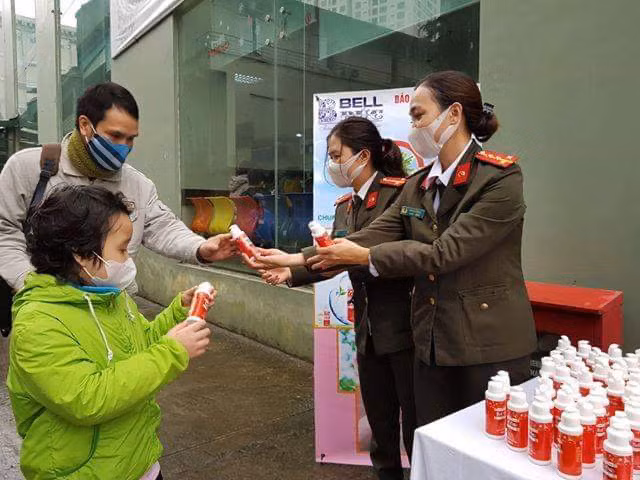 Báo ANTĐ tặng miễn phí 5.000 chai nước rửa tay khô tới người dân Hà Nội ảnh 1