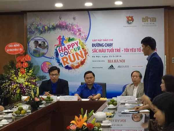 850 cặp đôi nắm tay nhau trên đường chạy "Sắc màu tuổi trẻ - Tôi yêu Tổ quốc tôi" ảnh 1