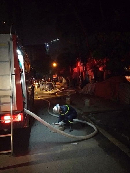 Cơ bản dập tắt đám cháy tại kho chứa hàng Công ty bóng đèn phích nước Rạng Đông ảnh 9