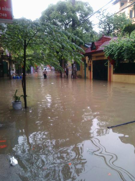 Hà Nội: Hàng loạt "xế hộp" bị nhấn chìm trong biển nước, giao thông bị ùn tắc cục bộ ảnh 12