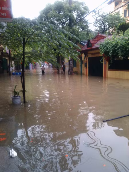 Hà Nội: Hàng loạt "xế hộp" bị nhấn chìm trong biển nước, giao thông bị ùn tắc cục bộ ảnh 12