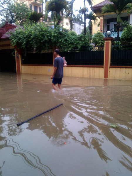 Hà Nội: Hàng loạt "xế hộp" bị nhấn chìm trong biển nước, giao thông bị ùn tắc cục bộ ảnh 11
