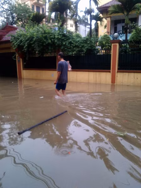 Hà Nội: Hàng loạt "xế hộp" bị nhấn chìm trong biển nước, giao thông bị ùn tắc cục bộ ảnh 11