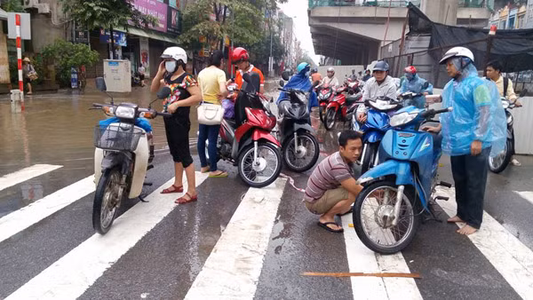 Hà Nội: Hàng loạt "xế hộp" bị nhấn chìm trong biển nước, giao thông bị ùn tắc cục bộ ảnh 19