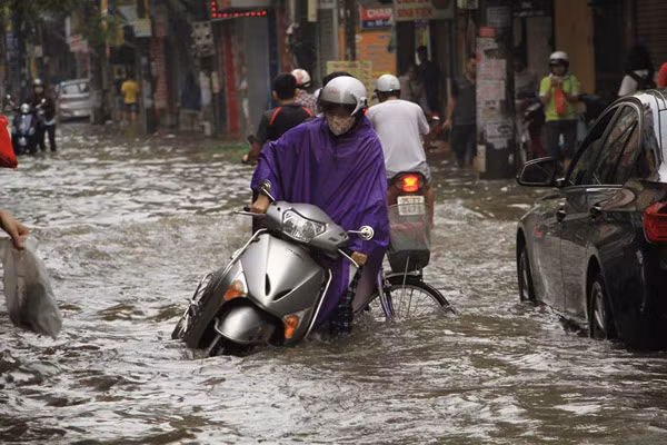 Hà Nội: Hàng loạt "xế hộp" bị nhấn chìm trong biển nước, giao thông bị ùn tắc cục bộ ảnh 18