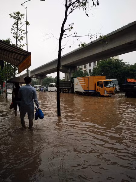 Hà Nội: Hàng loạt "xế hộp" bị nhấn chìm trong biển nước, giao thông bị ùn tắc cục bộ ảnh 9