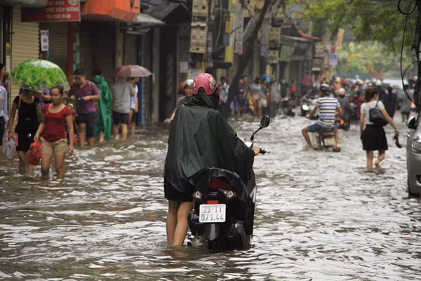 Hà Nội: Hàng loạt "xế hộp" bị nhấn chìm trong biển nước, giao thông bị ùn tắc cục bộ ảnh 17