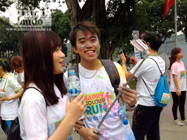 Giới trẻ Hà Thành thích thú với đường chạy đầy sắc màu ảnh 9