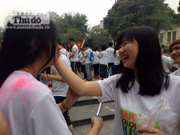 Giới trẻ Hà Thành thích thú với đường chạy đầy sắc màu ảnh 3