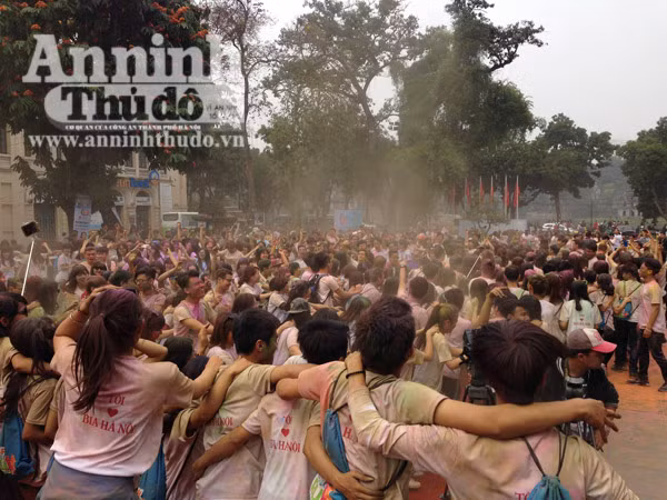 Giới trẻ Hà Thành thích thú với đường chạy đầy sắc màu ảnh 24