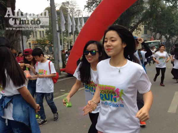 Giới trẻ Hà Thành thích thú với đường chạy đầy sắc màu ảnh 14