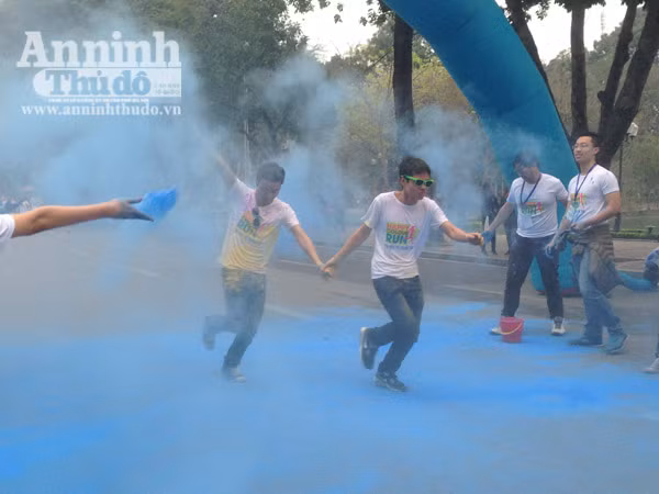 Giới trẻ Hà Thành thích thú với đường chạy đầy sắc màu ảnh 15