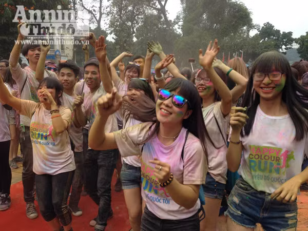 Giới trẻ Hà Thành thích thú với đường chạy đầy sắc màu ảnh 1