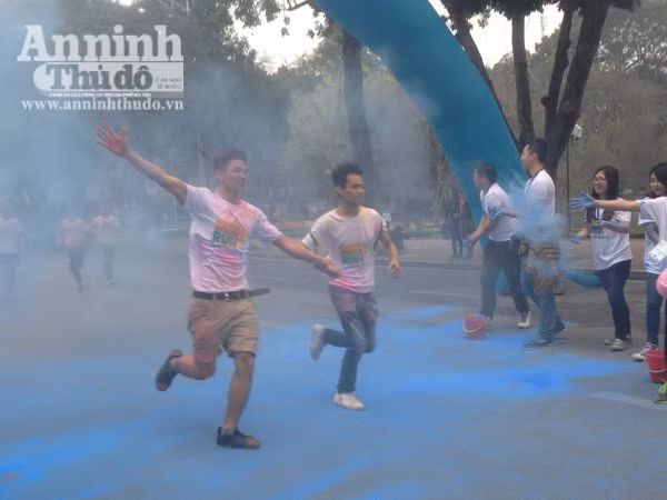 Giới trẻ Hà Thành thích thú với đường chạy đầy sắc màu ảnh 17