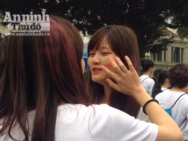 Giới trẻ Hà Thành thích thú với đường chạy đầy sắc màu ảnh 2