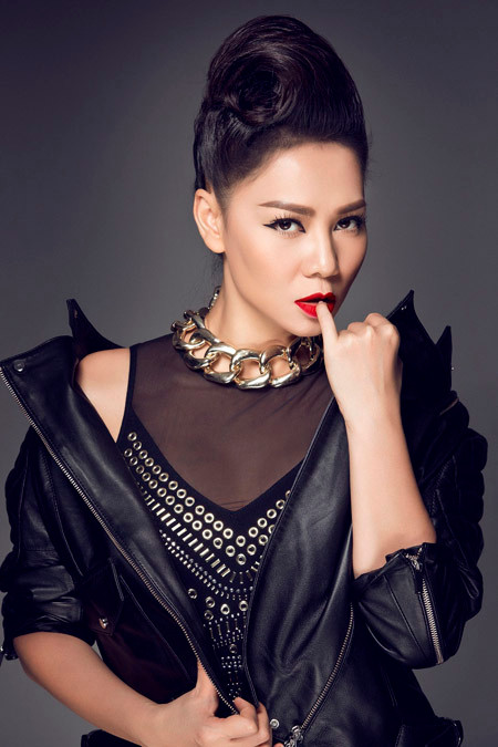 Thu Minh hững hờ khoe vòng 1 quyến rũ ảnh 4