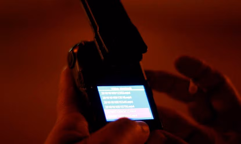 Chiếc camera có thể ghi hình liên tục trong vòng 4 tiếng đồng hồ. Sau đó, dữ liệu sẽ được chuyển vào máy tính. Chiếc camera có tính năng giống như một chiếc điện thoại, cho phép người sử dụng xem lại hình ảnh ngay trên màn hình.