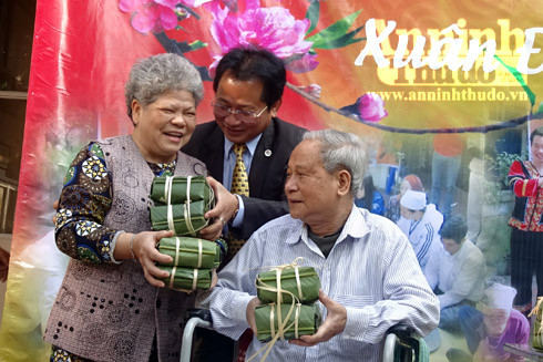 Tâm sự nhói lòng của các cụ già quyết không về nhà đón Tết ảnh 18