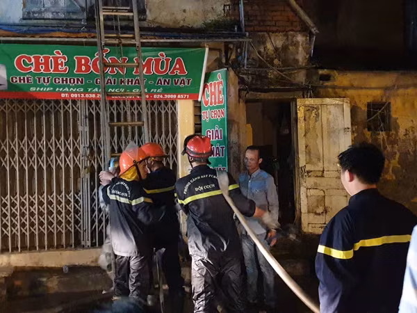 Cơ bản dập tắt đám cháy tại kho chứa hàng Công ty bóng đèn phích nước Rạng Đông ảnh 1