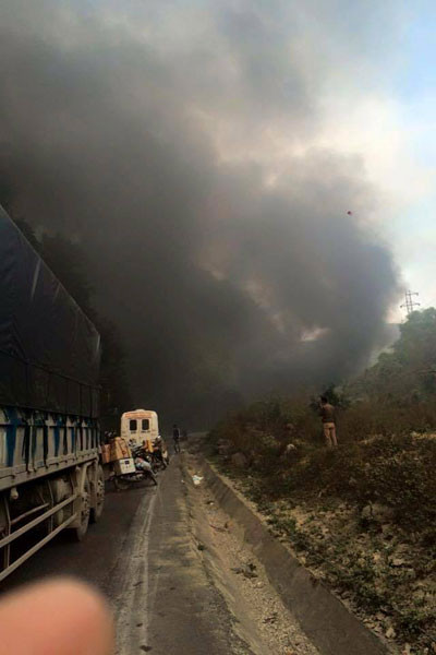 Xe bồn bốc cháy khi đâm xe khách trên đèo, khiến nhiều người thương vong ảnh 2