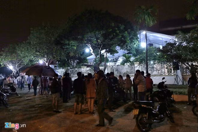 Hàng trăm đoàn khách, cả nghìn người dân vào viếng ông Nguyễn Bá Thanh ảnh 8