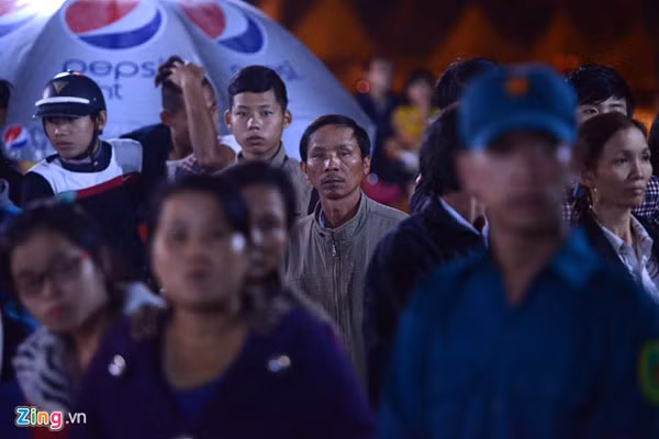 Hàng trăm đoàn khách, cả nghìn người dân vào viếng ông Nguyễn Bá Thanh ảnh 9