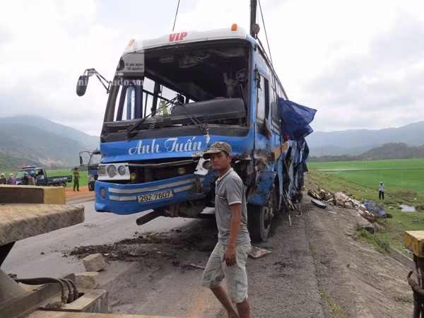 Lật xe khách, người thoát nạn, dê chết kẹt ảnh 1