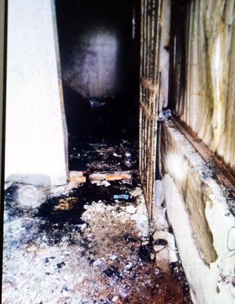 Hình ảnh hiện trường vụ cháy khiến 5 người trong gia đình bị chết ngạt ảnh 6