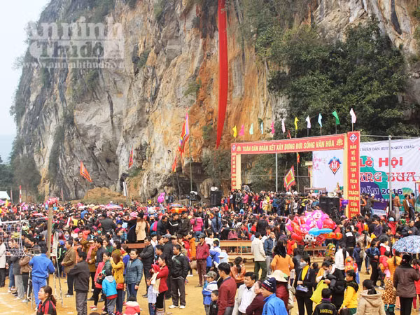 Hàng ngàn người tham gia lễ hội hang Bua ảnh 1