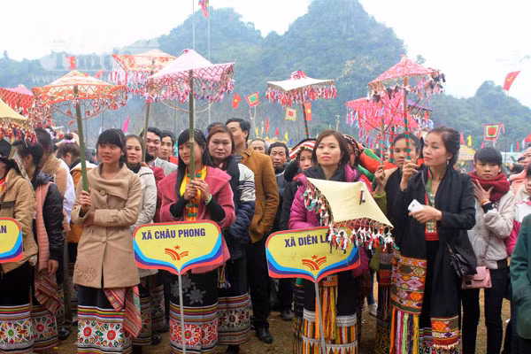 Hàng ngàn người tham gia lễ hội hang Bua ảnh 3