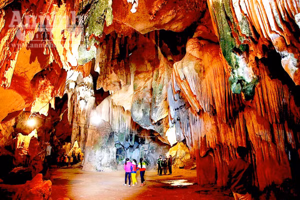 Hàng ngàn người tham gia lễ hội hang Bua ảnh 2