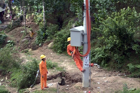 Người dân xã "bệnh lạ" phấn khởi "đón" điện về trước Tết Đinh Dậu ảnh 1