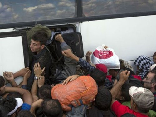 Audio 9-9-2015: Về quy định sử dụng vũ khí truy đuổi tàu nước ngoài trên biển Đông và cuộc "khủng hoảng tị nạn" ảnh 3