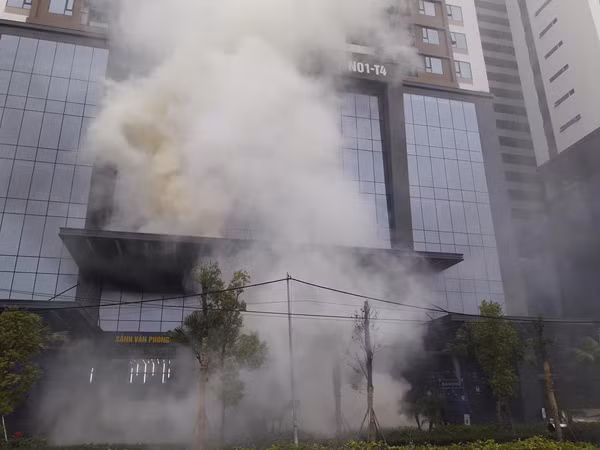 Diễn tập chữa cháy, cứu nạn người mắc kẹt trên tòa nhà cao tầng ở quận Bắc Từ Liêm ảnh 2