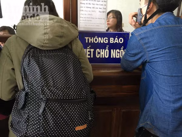 Người dân Hải Phòng ùn ùn ra ga tàu, đổ về Hà Nội ảnh 4