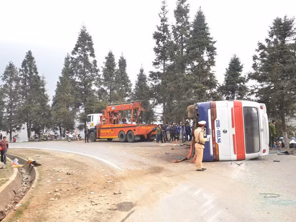 Audio 16-3-2016: Lại xảy ra tai nạn xe khách ở Sa Pa, 1 người chết, hàng chục người bị thương ảnh 2