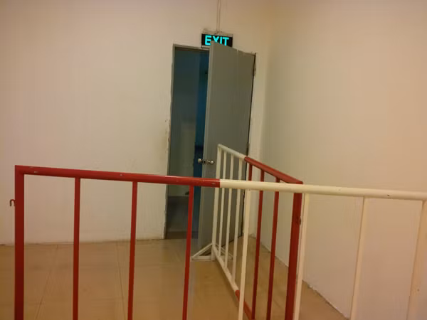 Lối thoát nạn chung cư bị bịt kín, xảy cháy dân chạy đi đâu? ảnh 7