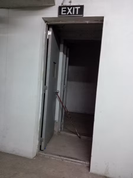 Lối thoát nạn chung cư bị bịt kín, xảy cháy dân chạy đi đâu? ảnh 5