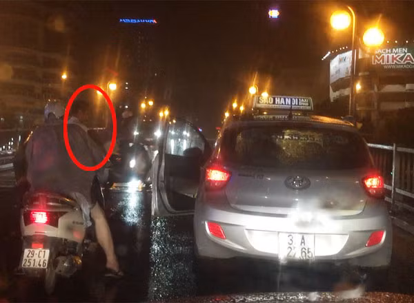Nghĩa cử đẹp của người lái xe taxi trên cầu vượt nhẹ Láng Hạ ảnh 1