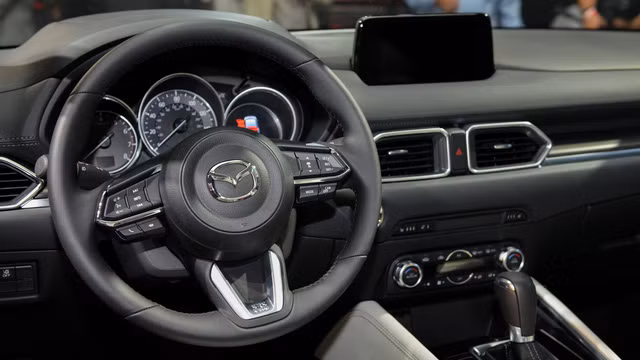  Về an toàn, Mazda CX-5 thế hệ mới có hệ thống kiểm soát hành trình bằng radar và nhận diện biển báo giao thông. Tính năng này có thể đọc giới hạn tốc độ và những biển báo khác rồi hiển thị trên màn hình 4,6 inch. Thêm vào đó là hệ thống kiểm soát mô-men xoắn giúp cải thiện cảm giác lái và khả năng xử lý cho xe. 