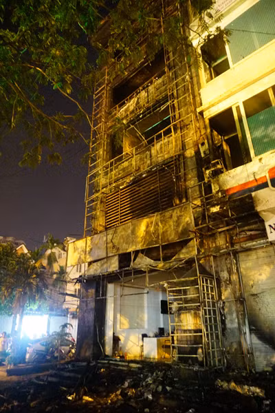 Phòng giao dịch ngân hàng phát hỏa khi bảo vệ vừa đi ăn tối ảnh 3