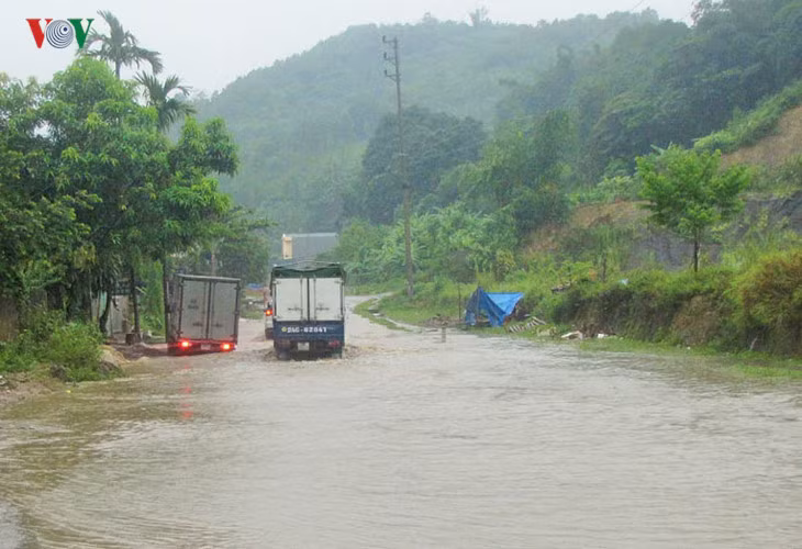 Mưa lũ kinh hoàng, nhiều tuyến đường ở Lào Cai chìm trong biển nước ảnh 7