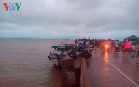 Du khách dồn ra cầu cảng Cô Tô ngóng tàu trở về đất liền ảnh 2