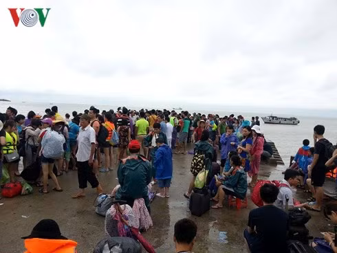 Du khách dồn ra cầu cảng Cô Tô ngóng tàu trở về đất liền ảnh 4