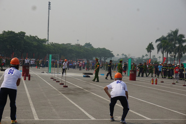 Những khoảnh khắc xử lý nhanh trong cuộc thi chữa cháy ảnh 7