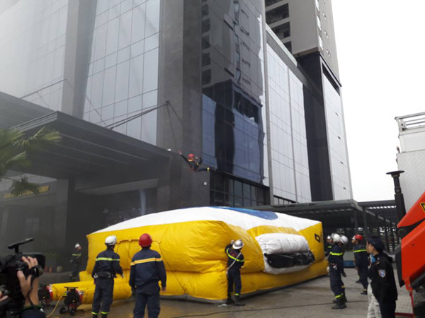 Diễn tập chữa cháy, cứu nạn người mắc kẹt trên tòa nhà cao tầng ở quận Bắc Từ Liêm ảnh 4 Diễn tập chữa cháy, cứu nạn người mắc kẹt trên tòa nhà cao tầng ở quận Bắc Từ Liêm ảnh 4