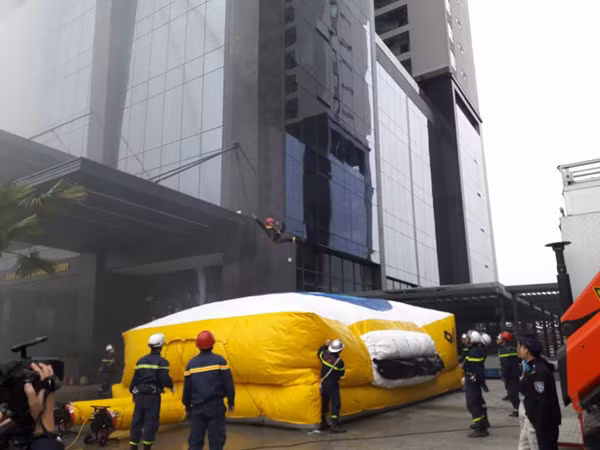 Diễn tập chữa cháy, cứu nạn người mắc kẹt trên tòa nhà cao tầng ở quận Bắc Từ Liêm ảnh 4